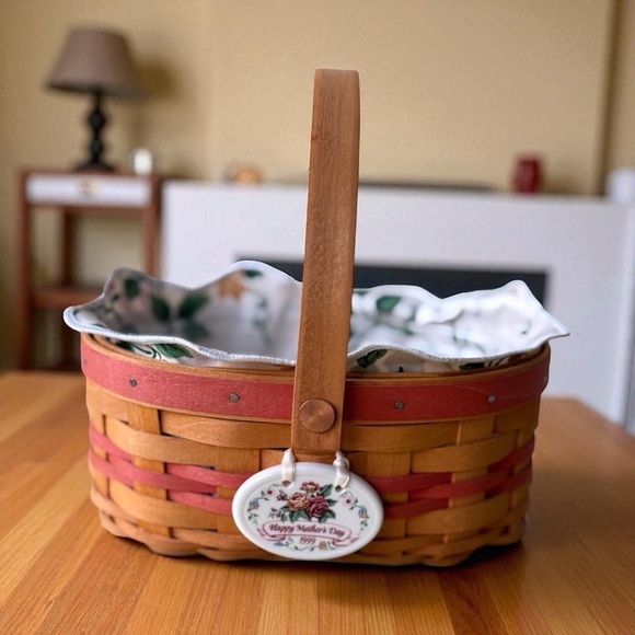Longaberger 1999 Mother's Day Basket with Liner & Tie-On - Picture 1 of 4